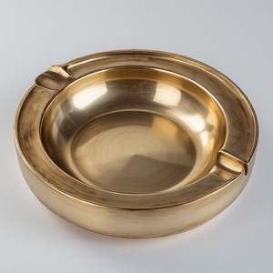 Cendrier à cigares en laiton de style antique avec motif floral artisanal, durable et au look royal pour la décoration intérieure patrimoniale - Product Image 6