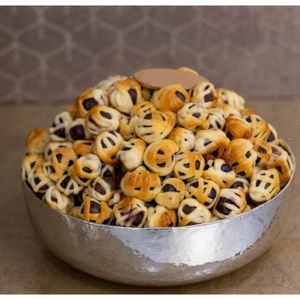 Bols décoratifs modernes Chocolats en feuille d'or et présentoir ornemental Premium 2 bols en métal doré martelé avec base en bois - Product Image 2