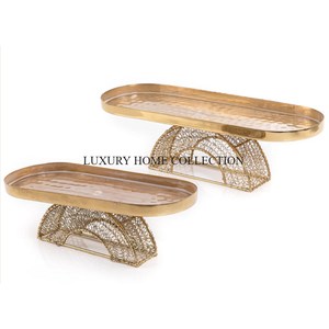 Plateau de service design en métal doré avec bordures décoratives et attrait élégant idéal pour les hôtels haut de gamme et les événements de luxe - Product Image 1
