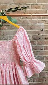 ชุดเดรสมิดิสีชมพูโบฮีเมียนแบบสั่งทำ100% สไตล์วินเทจกระดุมพิมพ์ลายเรขาคณิตทำจากผ้าฝ้ายตกแต่งรอบเอวธรรมชาติ - Product Image 5
