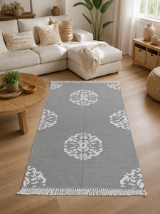 Alfombra decorativa minimalista de algodón tejida a mano, reversible, con diseño floral gris y borlas con flecos. - Product Image 3