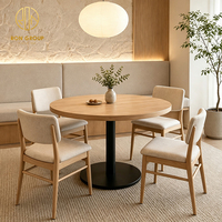 Meubles de restaurant modernes sur mesure Ron Group, table carrée en bois avec base en métal, chaise personnalisée, banquette en tissu pour café