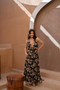 Robe Midi Noire Dorée à Motifs Floraux, Col en V Profond, Élégante et Décontractée pour l'Été, Taille Naturelle, Écologique 100% Coton, Idéale pour les Fêtes et les Vacances - Product Image 2