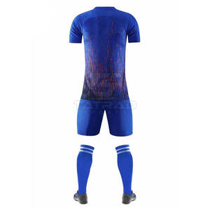 ชุดฟุตบอลผู้ชายสีสันตามสั่ง พร้อมชุดฝึกซ้อมทีม ผลิตจากโพลีเอสเตอร์ 100% น้ำหนักเบาและระบายอากาศได้ดี - Product Image 3
