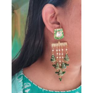 Boucles d'oreilles indiennes longues Meenakari Jhumka fabriquées à la main bijoux ethniques vert et or pour femmes pour la fête et les vêtements décontractés - Product Image 2