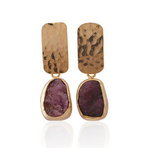 Pendientes colgantes hechos a mano naturales de rubí de Julio con piedra martillada, juego de pinzas chapadas en oro, joyería al por mayor, tachuelas de moda - Product Image 1