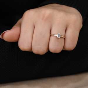 แหวนหมั้นเพชรเม็ดเดี่ยวที่เจียระไนจากมรกตตัดเป็นเพชรในเงินสเตอร์ลิงพร้อมความคมชัด VS1-ดีไซน์หรูหราและมีสไตล์ - Product Image 5