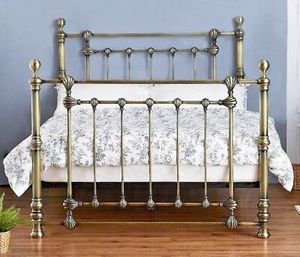 Cama de latón hecha a medida diseñada para temáticas de dormitorio de lujo personalizadas e interiores exclusivos - Product Image 4