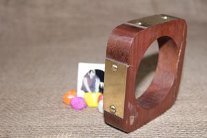 กำไลไม้ดีไซน์โบราณสำหรับผู้หญิงสีน้ำตาลดีไซน์แกะสลักพร้อมแถบทองเหลืองสไตล์ดั้งเดิม - Product Image 4