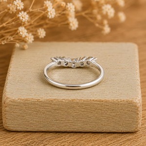 Bague Courbe Intemporelle à Cinq Pierres en Diamant de Laboratoire 0,39 Ct E-F VS en Or Massif 14K avec Sertissage à Griffes Certifiée IGI Style Vintage - Product Image 6