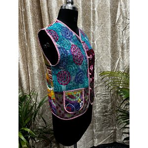 Gilet Kantha élégant pour femme, style décontracté chic et formel, avec gilet matelassé en coton, vêtement d'extérieur pour le printemps, décoration brodée - Product Image 2