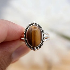 แหวนค็อกเทลทรงรีพลอยตาเสือแท้ ตัวเรือนเงินแท้ 925 ประดับแบบฝังขอบ ดีไซน์เรียบหรู เหมาะสำหรับผู้หญิง สำหรับงานหมั้นและงานแต่งงาน - Product Image 6