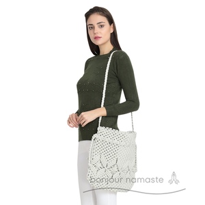 Borsa bianca fatta a mano in macramè manico in legno aperto | Tote Boho-Chic | Fodera artigianale in tela per borse da viaggio uso quotidiano - Product Image 5
