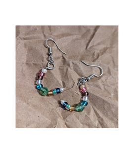 Pendientes de cuentas de resina superventas de Navidad, lujosos pendientes de tuerca de moda en forma de C de nuevo estilo para mujer - Product Image 1