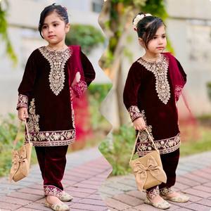 เปิดตัวชุดงานเลี้ยงดีไซน์ใหม่ ลุคหรูหรา ผ้ากำมะหยี่วิสโคสแท้ ชุดเสื้อ กางเกง และผ้าคลุมไหล่ - Product Image 2