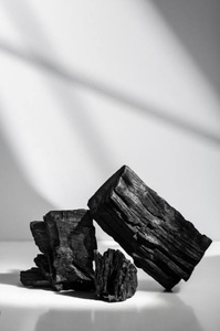 黑色岩石木炭混合物