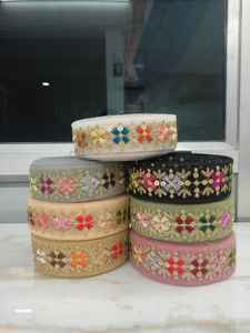 Tissu en dentelle brodée de luxe pour robes de mode Tissu en dentelle brodée avec un motif floral moderne - Product Image 3