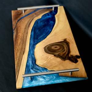 Bandeja de servicio de madera y resina con diseño de Blue River con mango de Metal para el hogar Bandeja de madera y resina de alta calidad Tamaño personalizado - Product Image 3