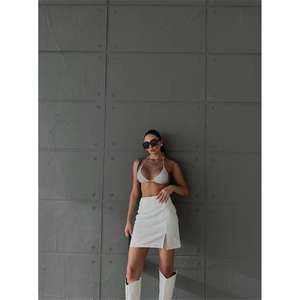 Jupe en cuir matelassée pour femme avec fente, couleur blanche - Product Image 2