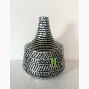 Vase de sol en rotin incrusté de haute qualité, décoration moderne pour la maison, style neutre classique, OEM, décoration de table et de sol, fait main au Vietnam - Product Image 1