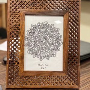 Cadre photo de créateur suspendu en bois et résine, meilleur cadre photo décoratif fait main pour la maison et le bureau - Product Image 1