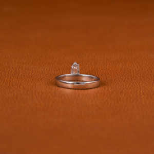 แหวนหมั้นเพชร CVD ประดับด้วยเม็ดกระสุนที่ได้รับการรับรอง18KT ทองคำสีขาวทึบแหวนโซลิแทร์ริเล็ตขนาดใหญ่บางได้รับการรับรองจากห้องแล็บ - Product Image 3