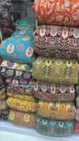 Tissu non tissé tricoté chaîne personnalisé avec motif Fendi brodé, respirant, antistatique, anti-peluchage, avec perles, pour sacs de travail, de mariage et chaussures, taille moyenne