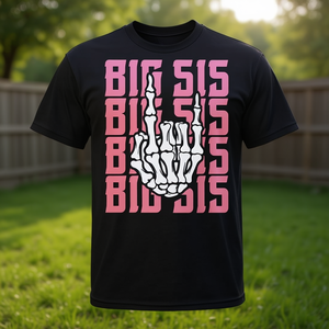 Camiseta Big Sis Bone Hand con texto rosa y cuello redondo negro, unisex, talla para adultos - Product Image 3