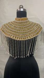 Cape Ellora artisanale sur mesure, ornée de sequins et de perles (Modèle Cape 17) pour les clients de boutiques et les revendeurs de vêtements - Product Image 3