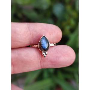 Bague délicate en labradorite, pierre de naissance de février, en argent sterling 925, bijoux faits à la main, forme poire naturelle, bague de promesse - Product Image 5