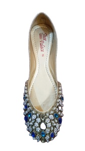 Perles de couleur or et argent Khussa Sandales Khussa en velours faites à la main pour femmes avec perles - Product Image 5