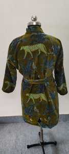 Túnica de terciopelo con estampado de jungla de luxurions, kimono unisex con estampado de animales, envoltura con cinturón, bata inspirada en Safari en felpa verde oliva - Product Image 3