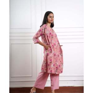 Ensemble Kurta évasé Pichwai Rose avec col en V et manches trois-quarts, respirant pour le printemps/été - Product Image 1