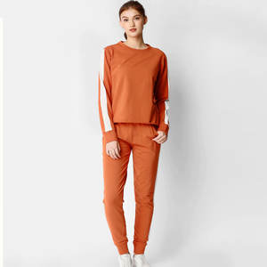 Chándal de mujer logotipo personalizado conjunto de 2 piezas, material de primera calidad, fábrica de OEM/ODM al por mayor. - Product Image 1