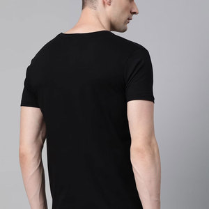 เสื้อยืดเปล่าผ้าถักโพลีเอสเตอร์/คอตตอน 220gsm ราคาโรงงาน พิมพ์โลโก้ตามสั่ง เป็นมิตรกับสิ่งแวดล้อม ระบายอากาศได้ดี เสื้อลำลองผู้ชาย - Product Image 2