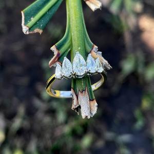 Anillo de compromiso de diamante cultivado en laboratorio de pera 0,88, anillo de oro blanco de 14 K, anillo de 5 piedras, regalo de boda o aniversario para ella - Product Image 6