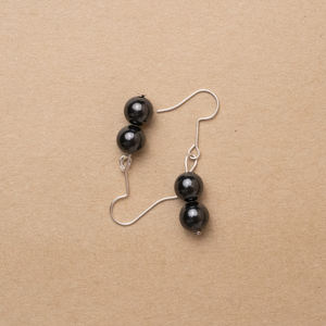 Pendientes de gancho francés de shungita con 2 cuentas redondas pulidas de 0.32 pulgadas (8 mm) - Product Image 3