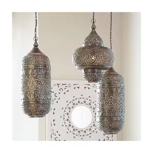 Lanternes d'Amazon Élégant accents de décoration intérieure avec une utilisation optimale pour les mariages et les rassemblements de fête en utilisant un design de lanterne en métal classique - Product Image 3