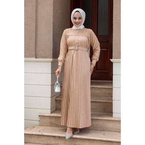 เดรสฮิญาบสีเบจแบบสุภาพมีดีไซน์จีบและมีลวดลายตกแต่งด้วยหิน - Product Image 3