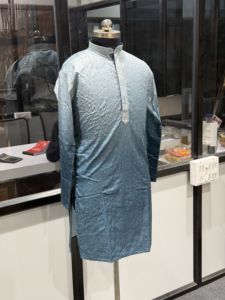 Kurta brodé haut de gamme pour homme – Vêtement traditionnel élégant en mélange de soie pour mariage et occasions festives - Product Image 4