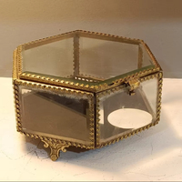 Boîte à bijoux miniature hexagonale en verre transparent de qualité supérieure, personnalisable, avec cadre en laiton pour le rangement et la présentation d'accessoires de bague