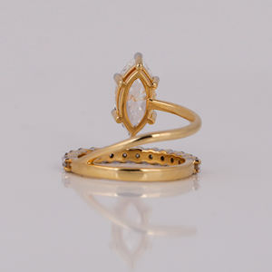 Bague en diamant de luxe en or 10KT coupe marquise et ronde avec réglage de pavé de dérivation parfait pour les fiançailles, les mariages ou les occasions spéciales - Product Image 4