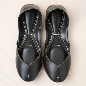 Calzado Tradicional Moderno Khussa Cómodo, Duradero y Antideslizante con Parte Superior de Cuero Sintético para Todas las Temporadas - Product Image 2