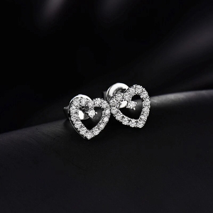 Boucles d'oreilles en forme de coeur cloutées en diamant Moissanite de qualité supérieure à coupe précise pour les occasions de mariage et de fête - Product Image 4