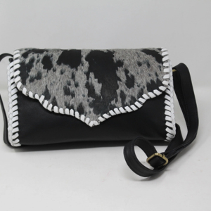 Sac à bandoulière en cuir élégant de style bohème pour femmes tendance de mode sac de créateur noir avec décoration de chaînes - Product Image 1