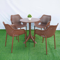 Ensemble table et chaises en plastique marron TM06/MN01 – Mobilier d'extérieur moderne et durable pour cour et parc – Étanche, écologique et portable