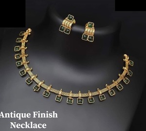 Collier de mariée Kundan d'inspiration vintage haut de gamme avec une finition dorée à la conception multi-pierres pour les bijoux de mariage en vente - Product Image 4