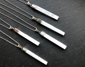 Pendentif en sélénite brute en forme de bâton avec capuchon doré, poli, portable, pour la fabrication de bijoux et l'artisanat - Product Image 3