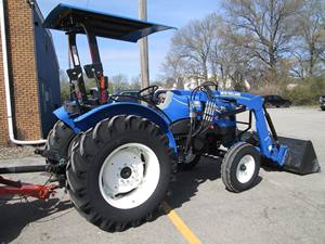 Tractor de Ruedas New Holland 4x4 de Segunda Mano en Excelentes Condiciones, 60HP, con Motor, Caja de Cambios y Bomba para Maquinaria Agrícola - Product Image 2