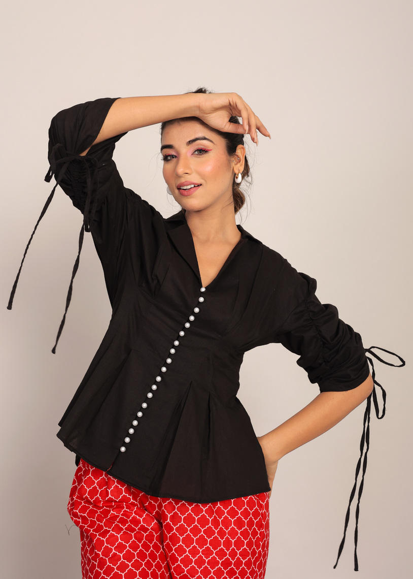 สีดำและสีแดง